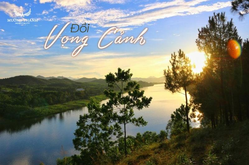 Một người đang ngồi trên bãi cỏ Đồi Vọng Cảnh Huế, hướng mắt ra xa ngắm cảnh và thư giãn, thể hiện sự bình yên và tận hưởng không gian.